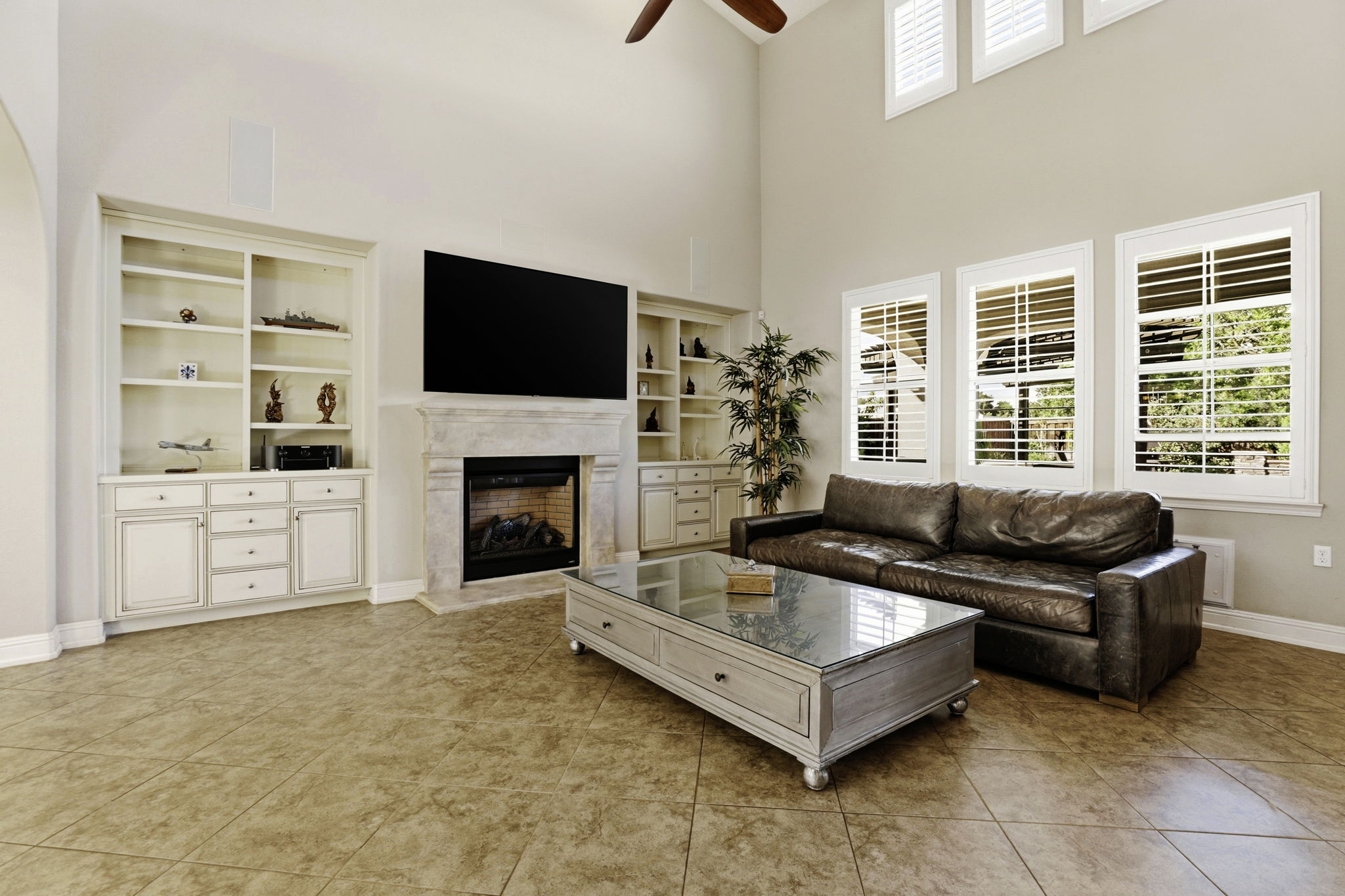 11-010_F8_15120 La Alameda Dr