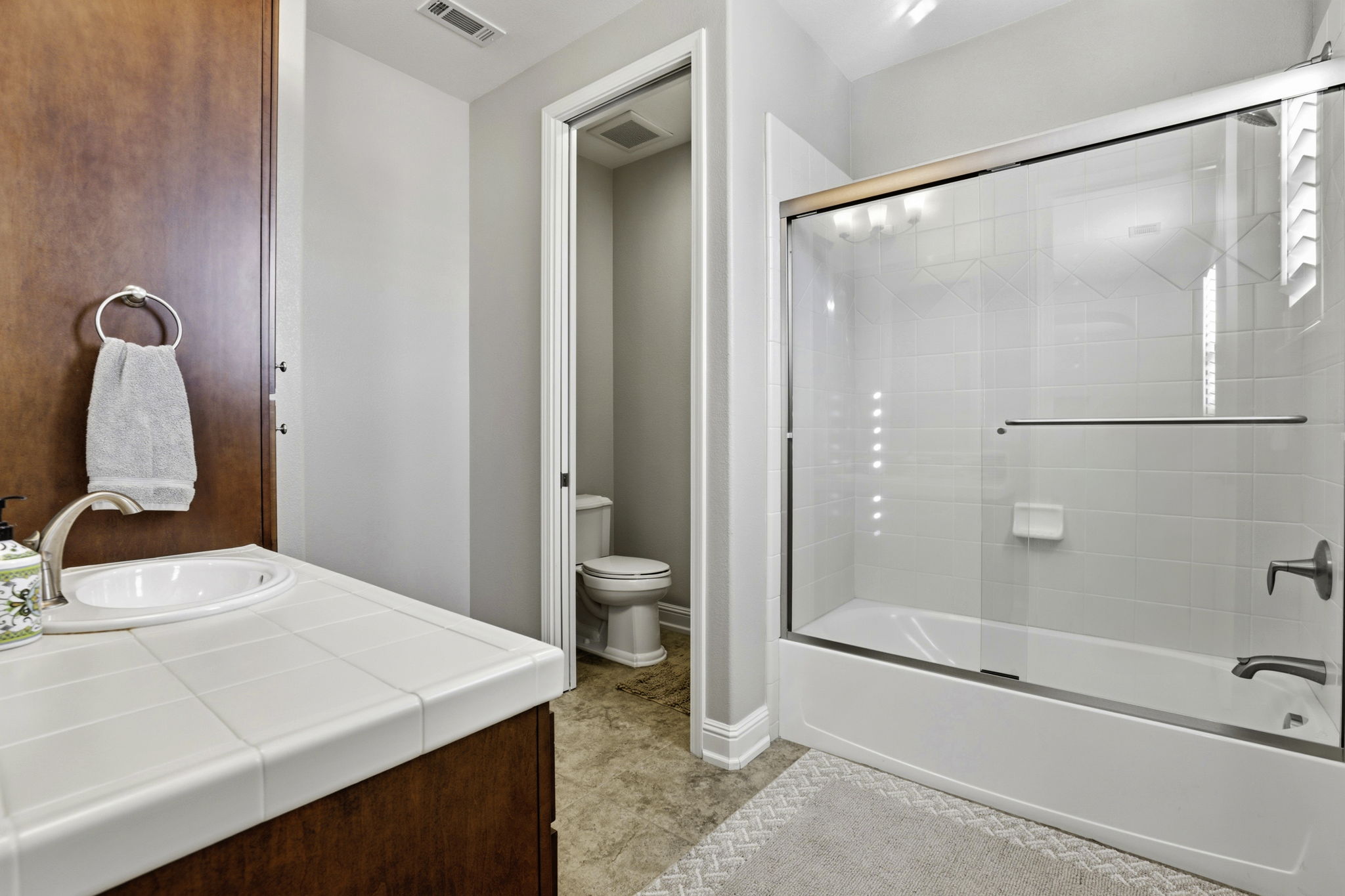 46-045_F8_15120 La Alameda Dr