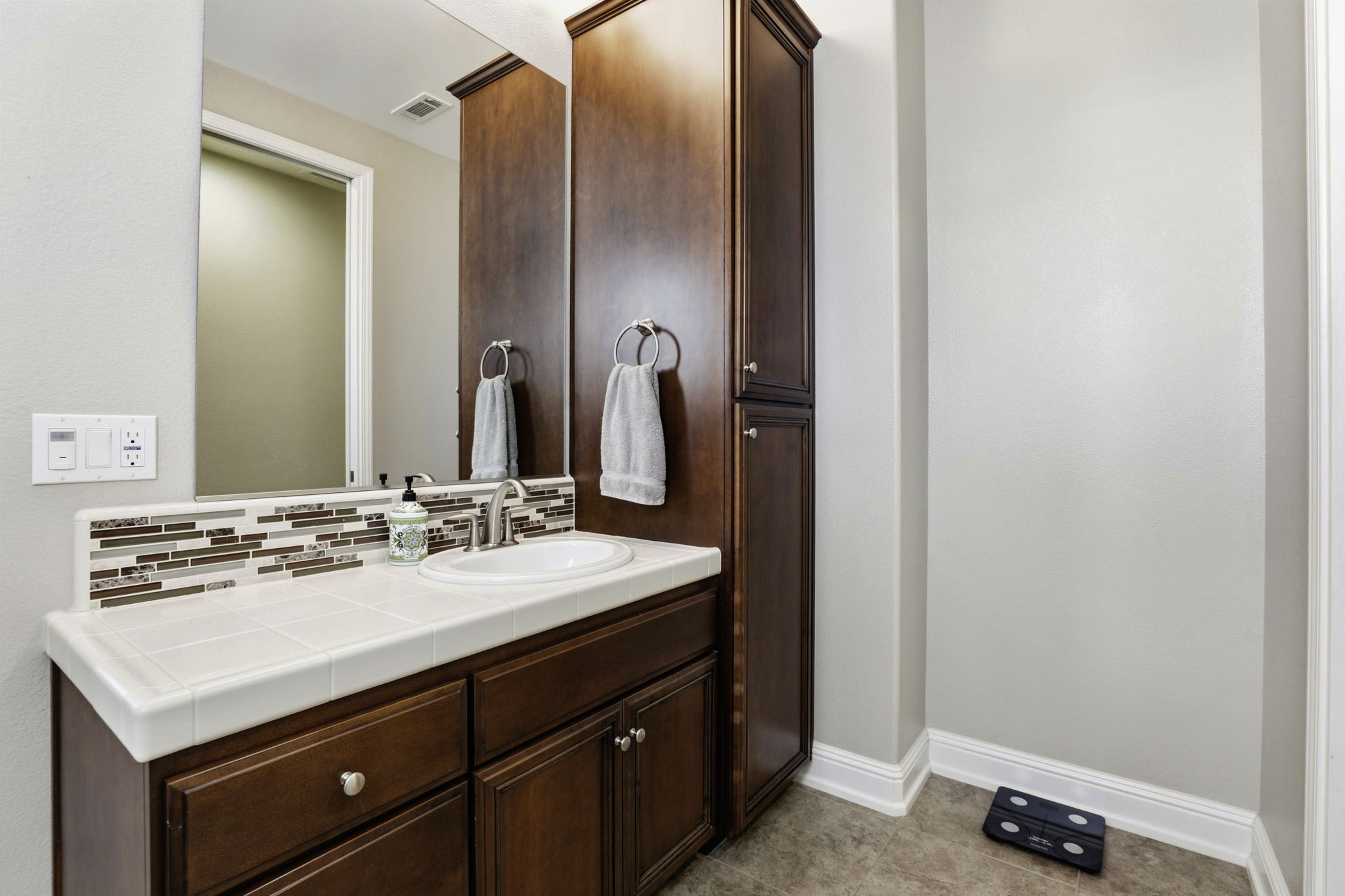 47-046_F8_15120 La Alameda Dr