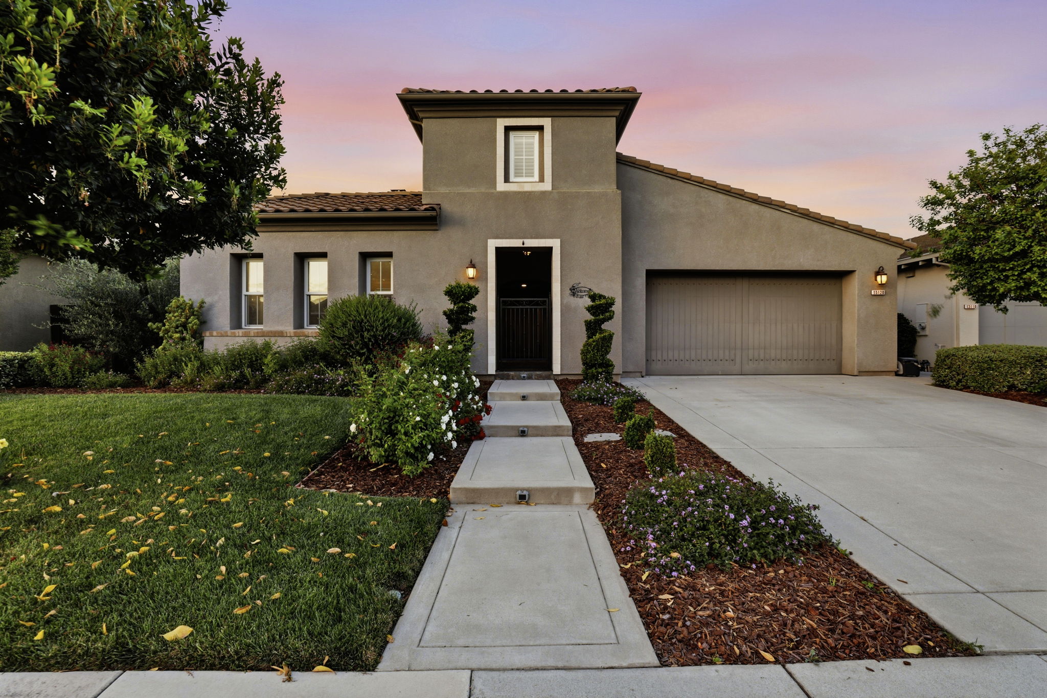 60-001_F8_TWILIGHT_15120 La Alameda Dr